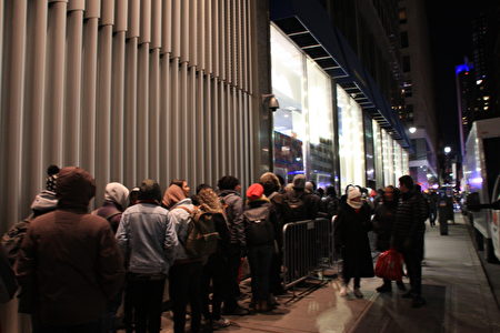 顾客无畏严寒，在曼哈顿34街的Bestbuy前大排长龙。