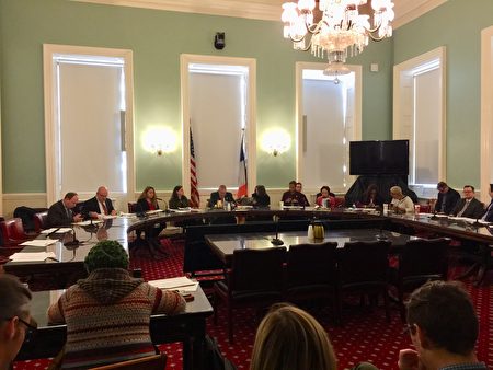 14日市議會財政委員會討論14個商改區的經費增加申請。
