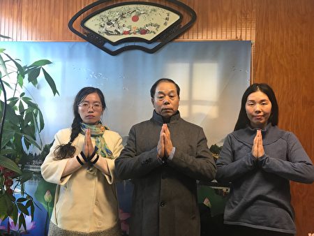 2018年感恩節，法輪功學員向李洪志大師表達感恩。從左到右：王偉娟、劉錫銅、韓雨。