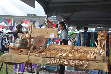在富里火車站更設有10個攤位，由社區組成的農村市集，包括原住民的手工藝木雕，讓遊客對富里鄉的部落更多認識。