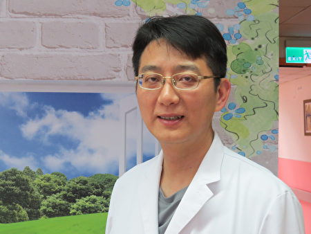 肾脏专科考试榜首的王伟杰，是少数把自己电话留给病患的医师。