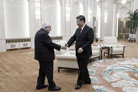 圖為11月8日，習近平在北京大會堂接見美國前國務卿基辛格。習請基辛格傳話。 (Thomas Peter - Pool/Getty Images)