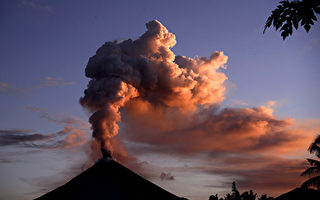 印尼索普坦火山喷发 火山灰柱高达7,500米