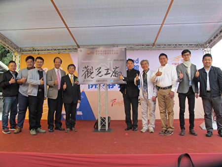 开幕仪式，董事长廖宪平（左五）与来宾合影。