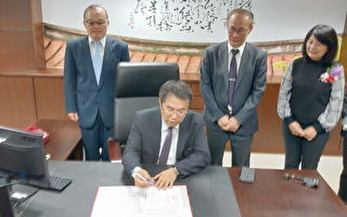 南市長黃偉哲上任 簽署首份公文挺環保