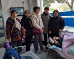 瘫痪病人外出就医 雨中被挡福利院门外