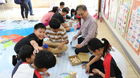  文雅國小校長沈煥東(右2)也來關心小朋友的好好玩數學闖關活動。