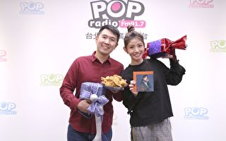 李千那（右）和电台主持人俊菖与电台听众在空中开party玩交换礼物。（