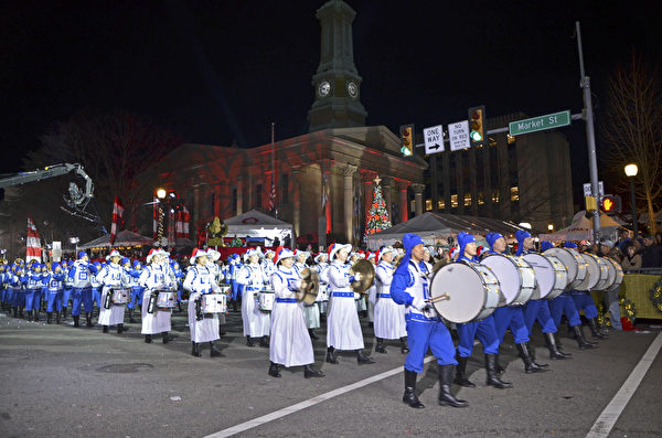 2018年11月30日晚，宾州西切斯特市举办年度圣诞游行。天国乐团作为唯一的华人乐团再次获邀参加。（童云/大纪元）