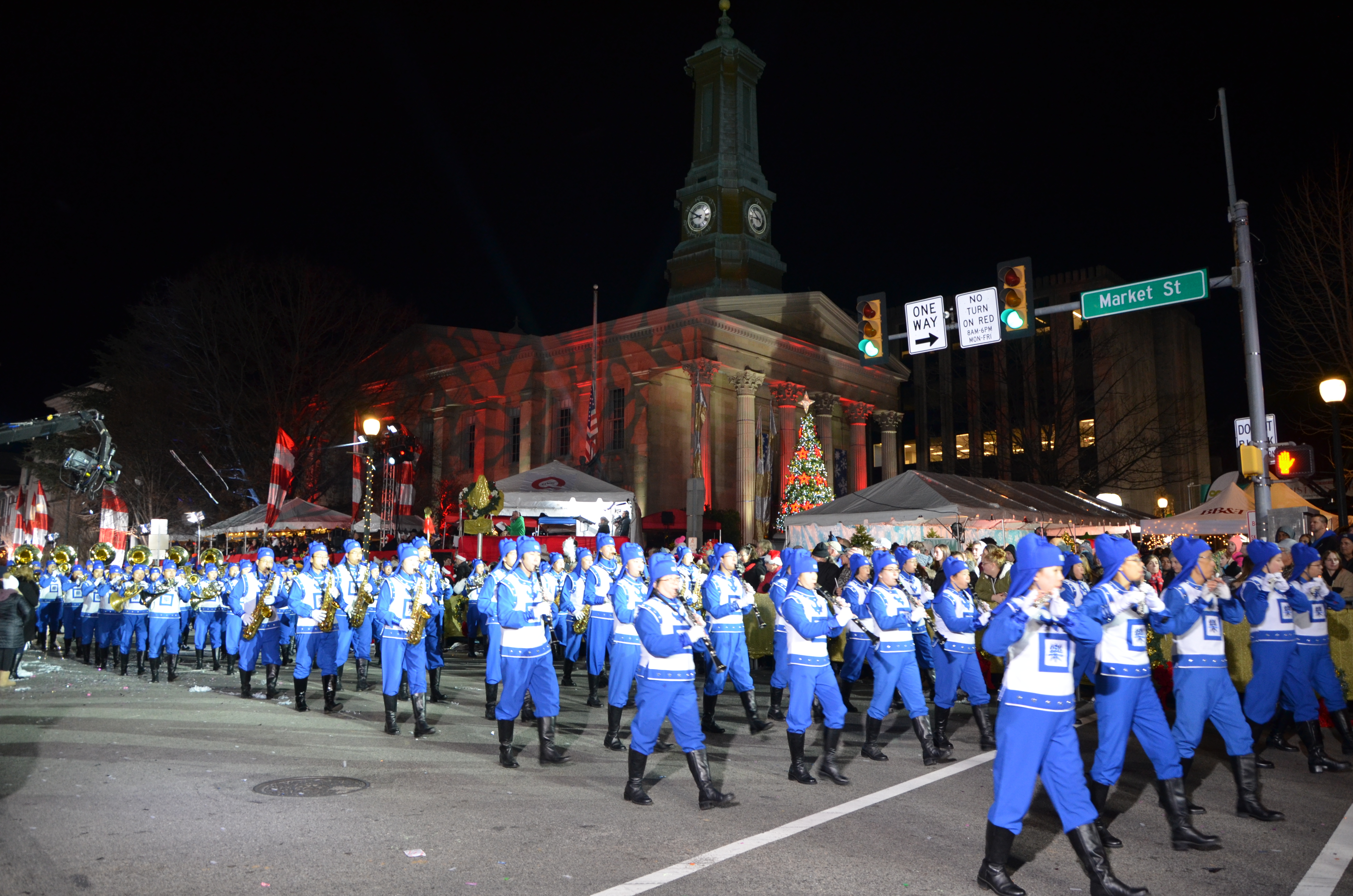2018年11月30日晚，賓州西切斯特市舉辦年度聖誕遊行。天國樂團整齊的隊伍、雄壯亮麗的樂音，為西切斯特民眾送來充滿希望的聖誕祝福。（譚奇／大紀元）