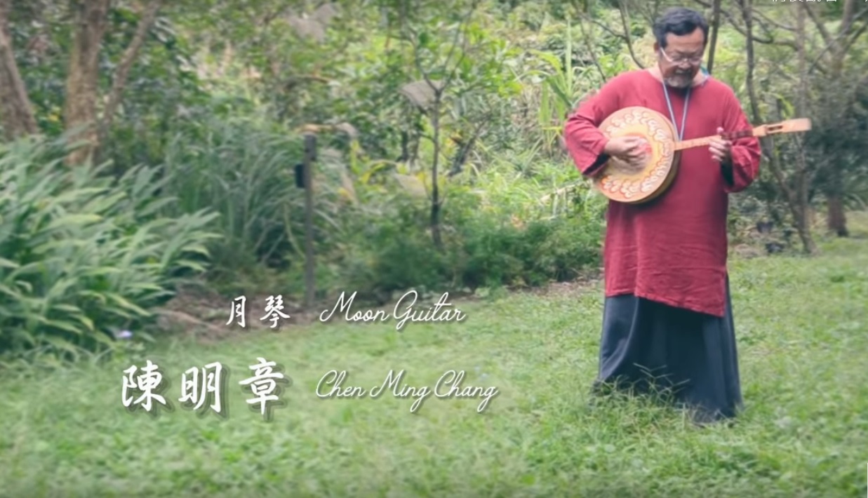 民謠歌手陳明章彈奏月琴,加入了屏東在地最具代表性的古老樂器,充滿了地方精神與多族群風采,讓MV音樂元素更加豐富。(屏東縣政府授權影片擷圖)