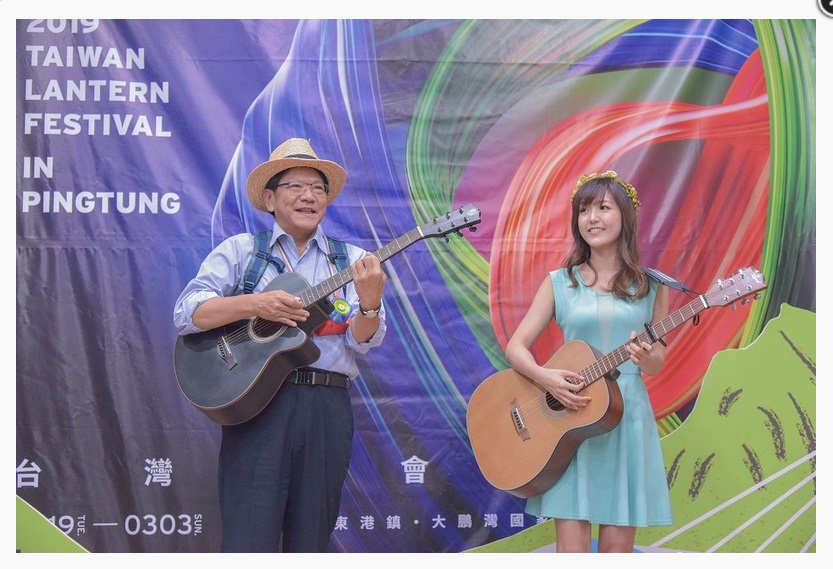 《海與光(我們在屏東見吧!)》MV音樂影片,屏東縣政府邀請網紅黃小玫(右)為宣傳台灣燈會而製作。圖左為屏東縣長潘孟安。(屏東縣政府提供)