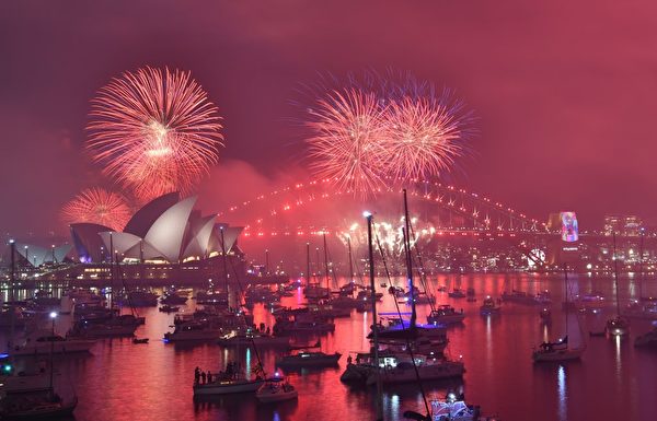 悉尼跨年煙火秀，讓海港大橋上的夜空奼紫嫣紅、璀璨奪目。（PETER PARKS/AFP/Getty Images）