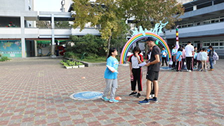 在學校彩虹廣場有定向越野闖關活動。