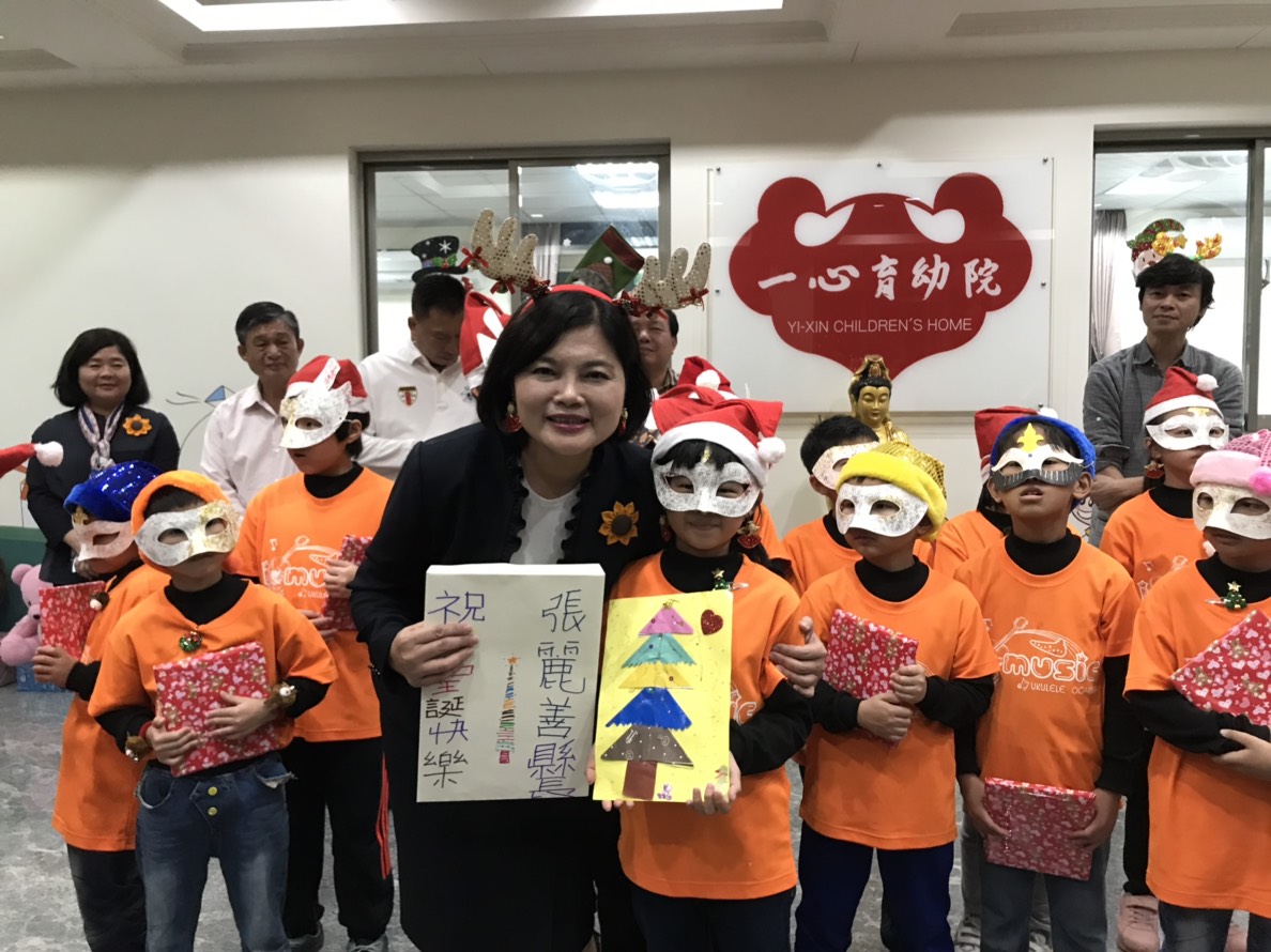 张丽善与育幼院童欢度圣诞佳节 圣诞节 大纪元