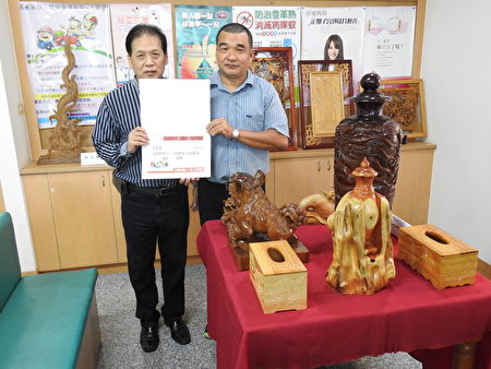 嘉义县东石乡卫生所举办“高基培老师木雕展”，由主任罗清福（左）颁发感谢状给高基培老师（右），予以致谢。