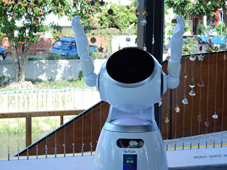 機器人「歐大寶」，身高1米2左右，非常適合在花博園區做迎賓導覽的服務，機器人的雙手臂活動主要是增加講話時的生動活潑。
