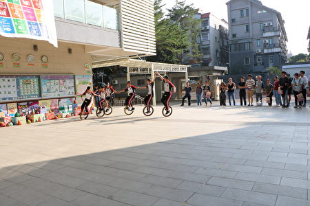  台大國際交換生及本地生組成的團隊，參觀文雅國小小朋友花式獨輪車表演，迎來不少掌聲。