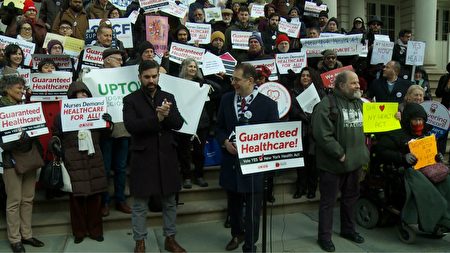 12月6日各组织聚集到市政厅在市议会讨论“单一付款人医保”制度前表达支持。