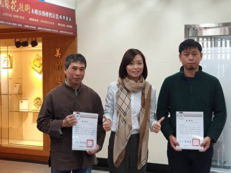文化局局长黄竫蕙（中）颁发感谢状给蔡杨吉艺师（左）及曾俊豪老师（右）