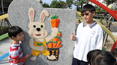 這隻兔子擁有塞滿整籃的紅蘿蔔可吃，也算不愁吃穿的好命兔。