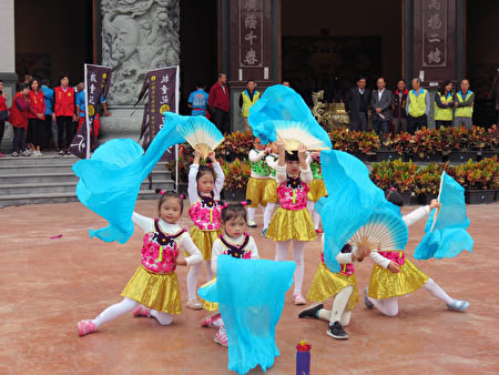 五结乡立幼儿园小朋友表演过火舞蹈。