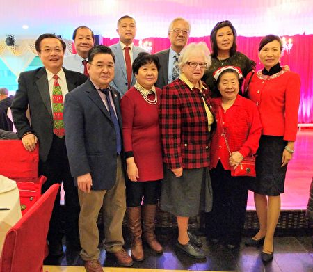 福寿老人中心主任王能、民意代表与贵宾，向皇后区的华人长辈们祝贺圣诞快乐、新年快乐、万事如意。