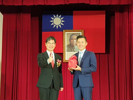 科技部长陈良基（左）祝福新竹市在林智坚带领下更进步更幸福。