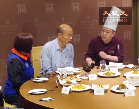 准高雄市长韩国瑜（中）12月12日试吃就职典礼茶会风味小吃，要用美食观光为拼经济打头阵。