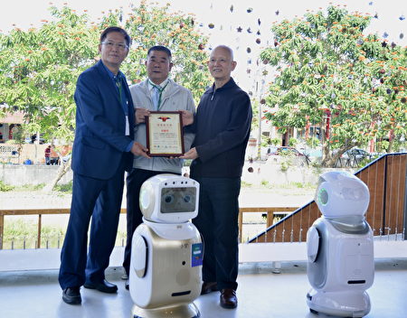 台中花博豐原葫蘆墩園區的楷模創生館12月28日舉行機器人志工迎新典禮，並頒發感謝狀給「王道機器人」股份有限公司。