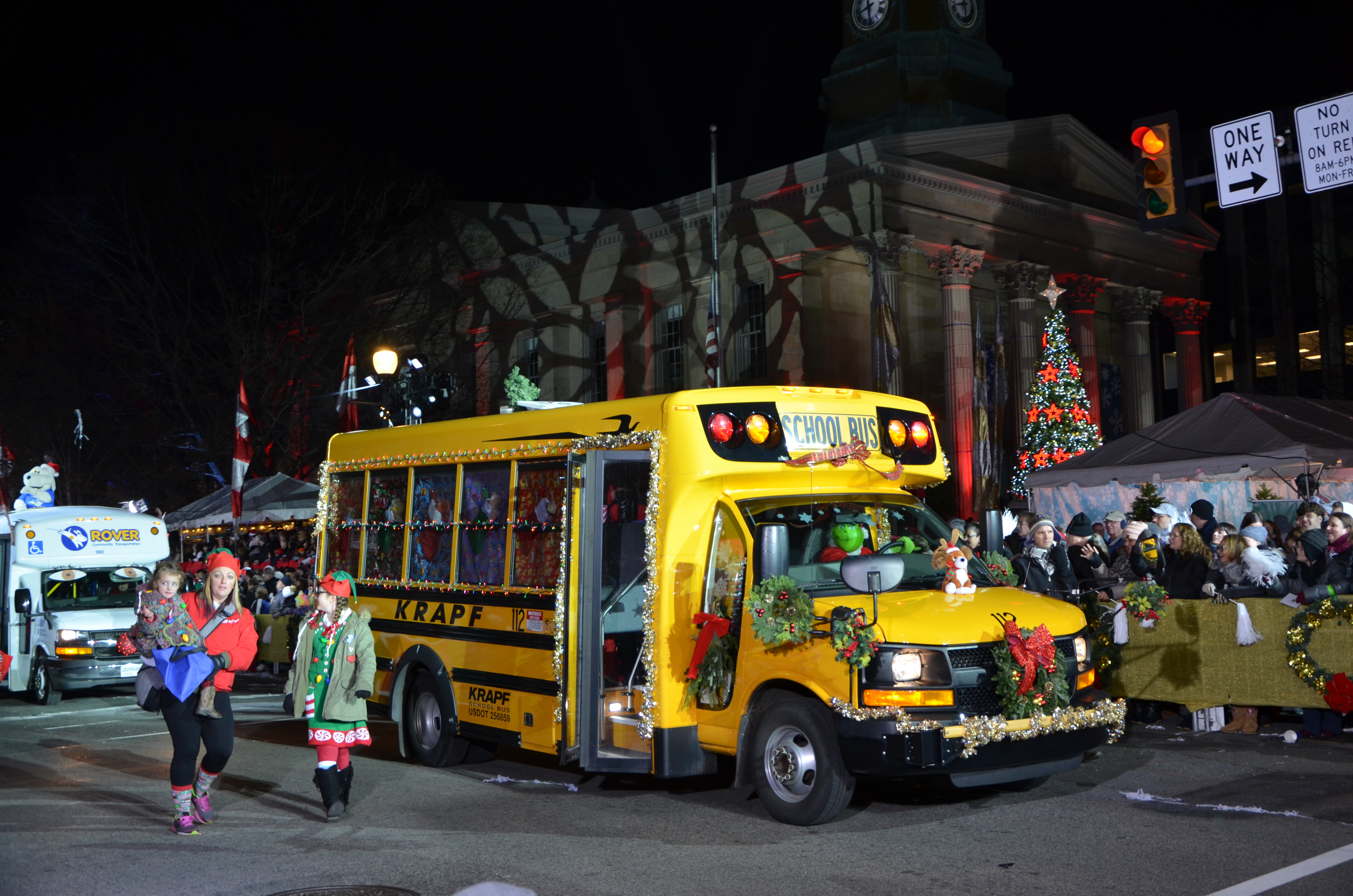 2018年11月30日晚，賓州西切斯特市舉辦年度聖誕遊行。Krapf公司位於西切斯特，是全美著名的校車與交通公司之一。（譚奇／大紀元）