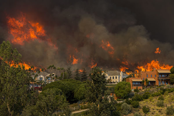 加州大火，殃及好莱坞明星的豪宅的