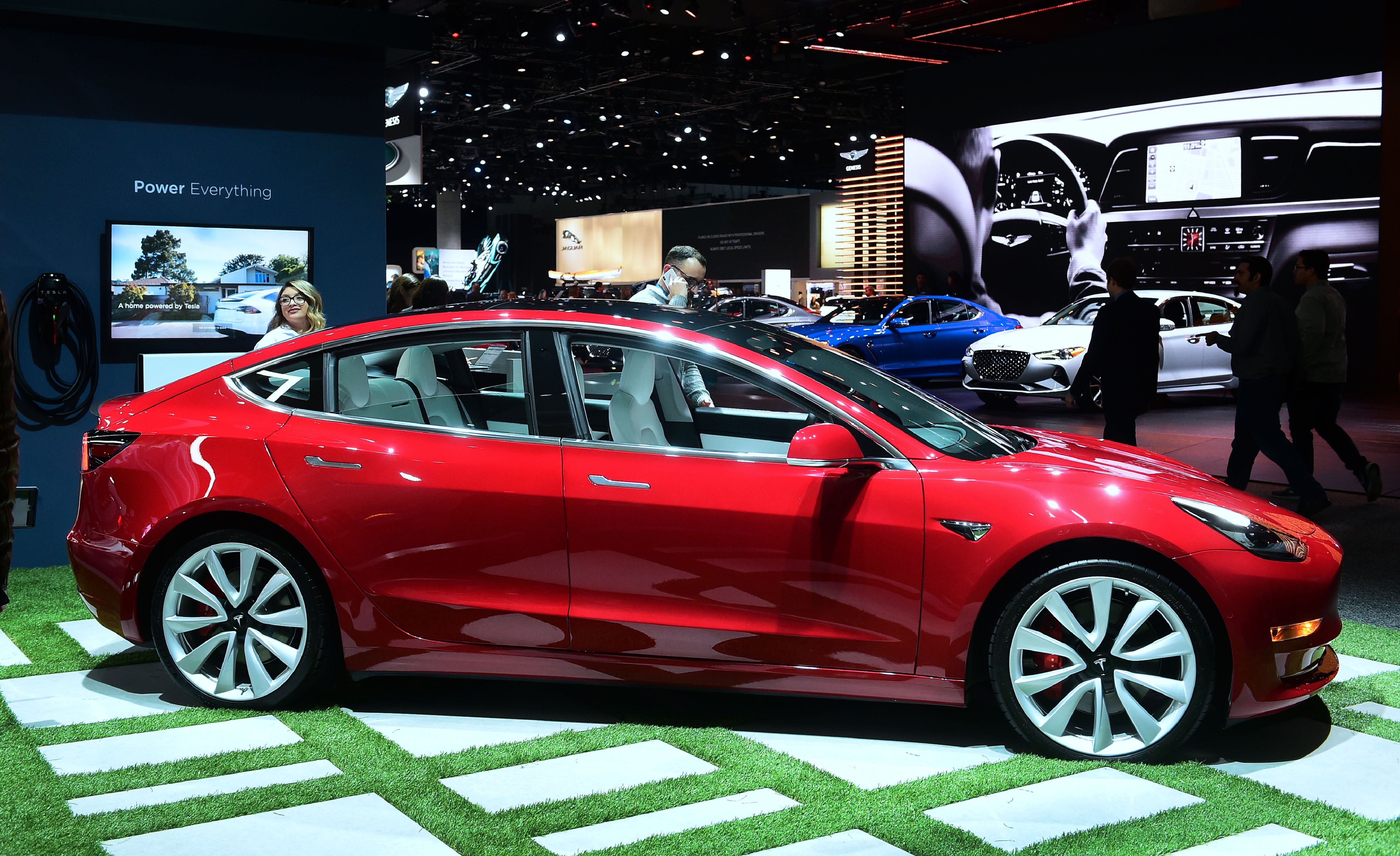 图为2018年11月29日在洛杉矶展出的特斯拉Model 3。(FREDERIC J. BROWN/AFP/Getty Images)