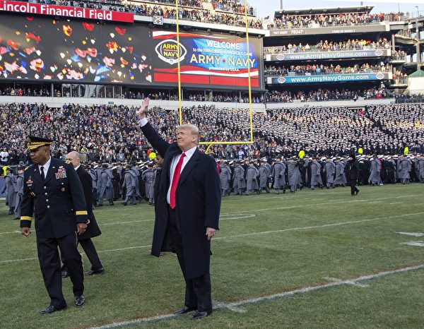US President Donald Trump attends the annual Army-Navy football game at Lincoln Financial Field in Philadelphia, Pennsylvania, December 8, 2018. - Trump will officiate the coin toss at Lincoln Financial Field in Philadelphia between the Army Black Knights of the US Military Academy (USMA) and the Navy Midshipmen of the US Naval Academy (USNA). (Photo by Jim WATSON / AFP)        (Photo credit should read JIM WATSON/AFP/Getty Images)