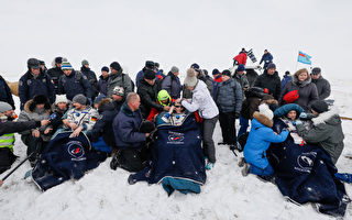 三名太空人20日安全返抵地球，降落在俄国哈萨克的雪地上。（Shamil Zhumatov/AFP/Getty Images）