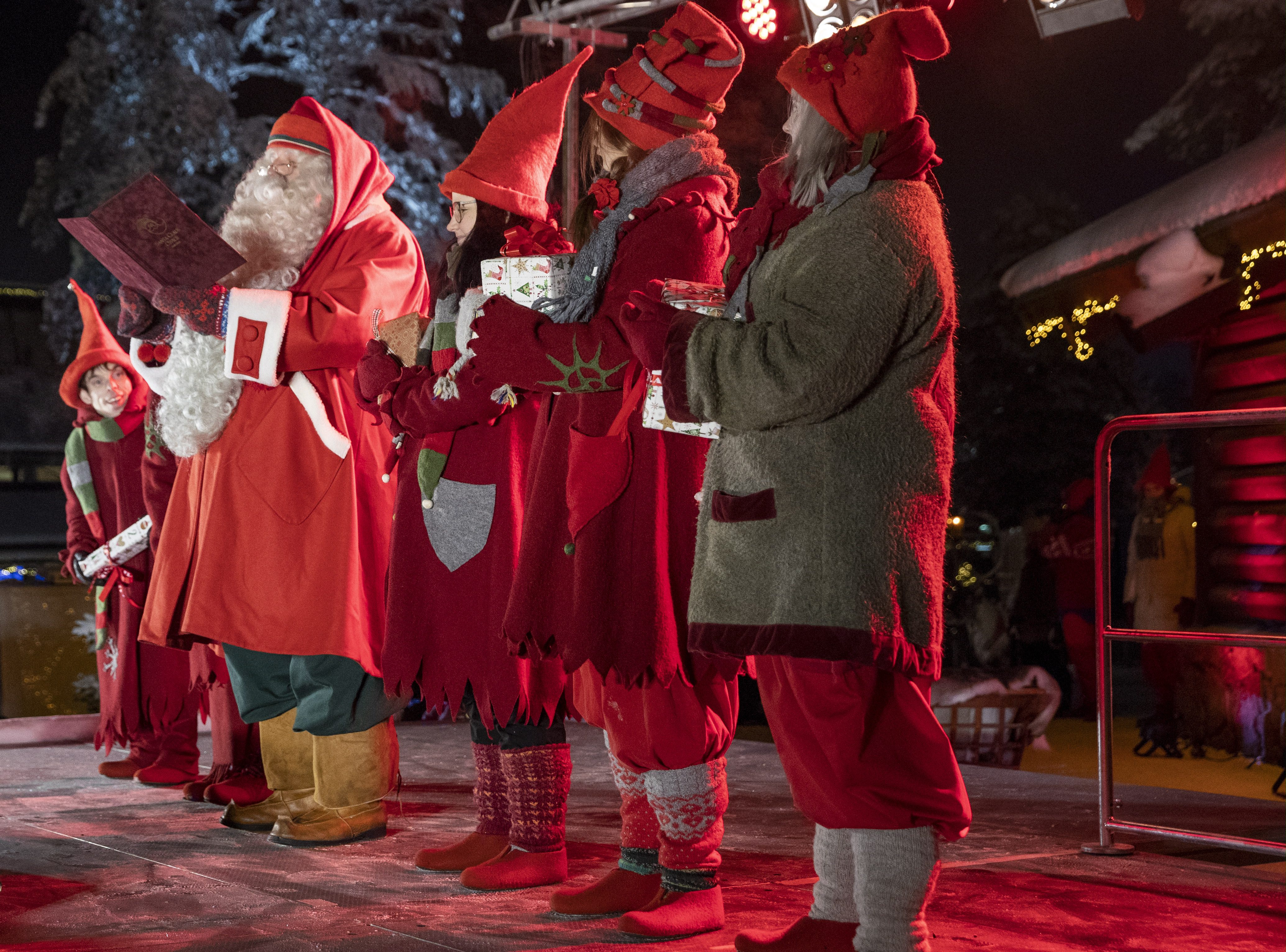 聖誕老人12月23日晚已從他在芬蘭北部拉普蘭（Lapland）的家鄉出發，展開浩大的全球送禮行程，為世界各地的小朋友送去祝福。（LAURA HAAPAMAKI/AFP/Getty Images）