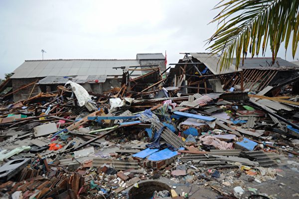 22日因火山爆發引發的海嘯摧毀大量印尼民宅。（SONNY TUMBELAKA/AFP/Getty Images）