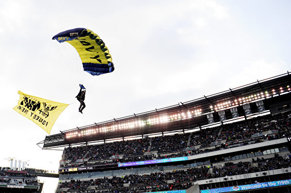 PHILADELPHIA, PENNSYLVANIA - DECEMBER 08: A U.S. Navy parachute jumper glides toward the field before the start of the game between Army Black Knights and Navy Midshipmen at Lincoln Financial Field on December 08, 2018 in Philadelphia, Pennsylvania. (Photo by Sarah Stier/Getty Images)