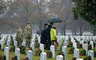 冒雨访阿灵顿国家公墓 川普向美国烈士致敬