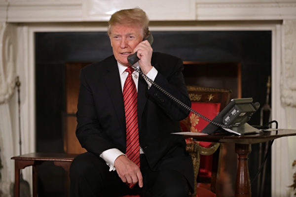 聖誕節前一天（12月24日），美國總統特朗普和第一夫人梅拉尼婭在白宮當義工，接聽孩子們的聖誕電話，並回答問題。（ Chip Somodevilla/Getty Images）