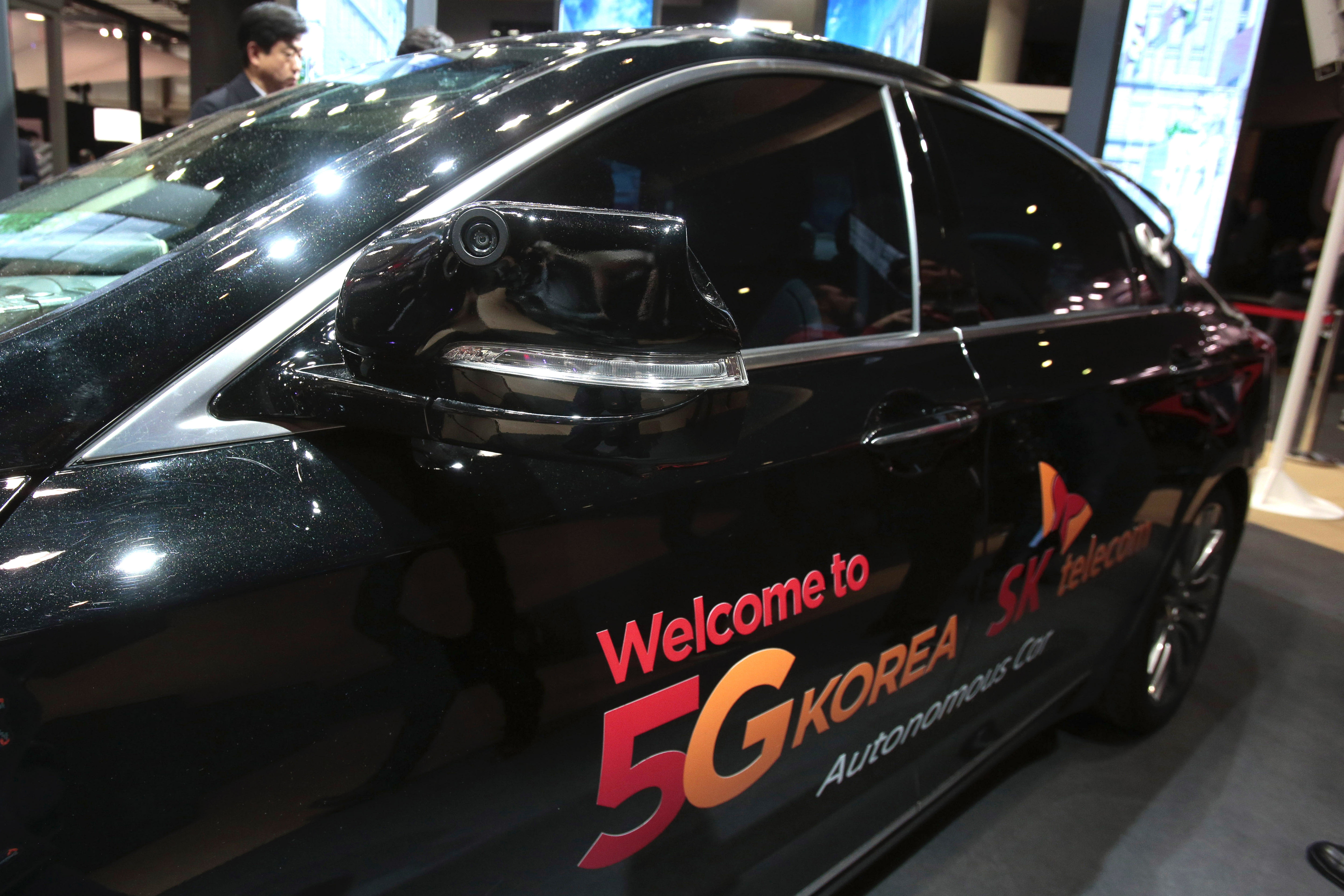 今年2月在巴塞羅那舉行的2018年世界移動通信大會上，南韓展出帶有5G技術的自動駕駛汽車。（Miquel Benitez/Getty Images）