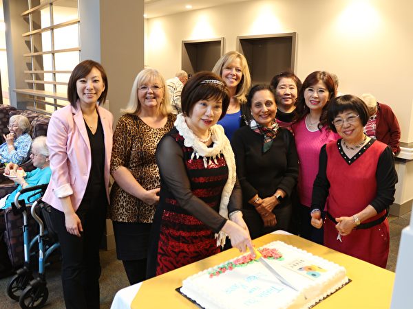 世華女企管溫哥華分會老人院獻愛心，捐贈善款。
