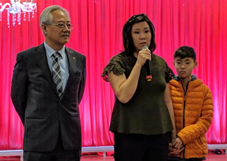 国会众议员孟昭文跟10岁大儿子一起祝长辈们圣诞快乐、身体健康。