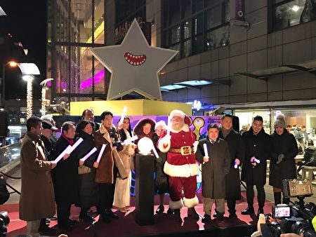 法拉盛飛越皇后廣場舉行第11屆聖誕藝術裝置點燈儀式，今年的主題是天降外星。