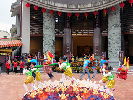五结乡立幼儿园小朋友表演过火舞蹈。