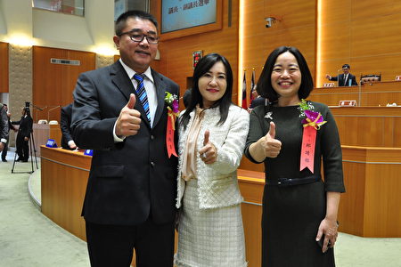 新竹县议员邱靖雅（右1）蝉联冠军、高票当选，认真精神受选民肯定（大纪元／赖月贵）