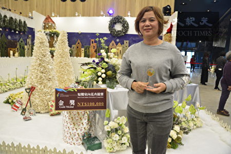 「聖誕嘉年華設計大賽」金獎得主莊萍如老師與她的作品「聖誕派對」。