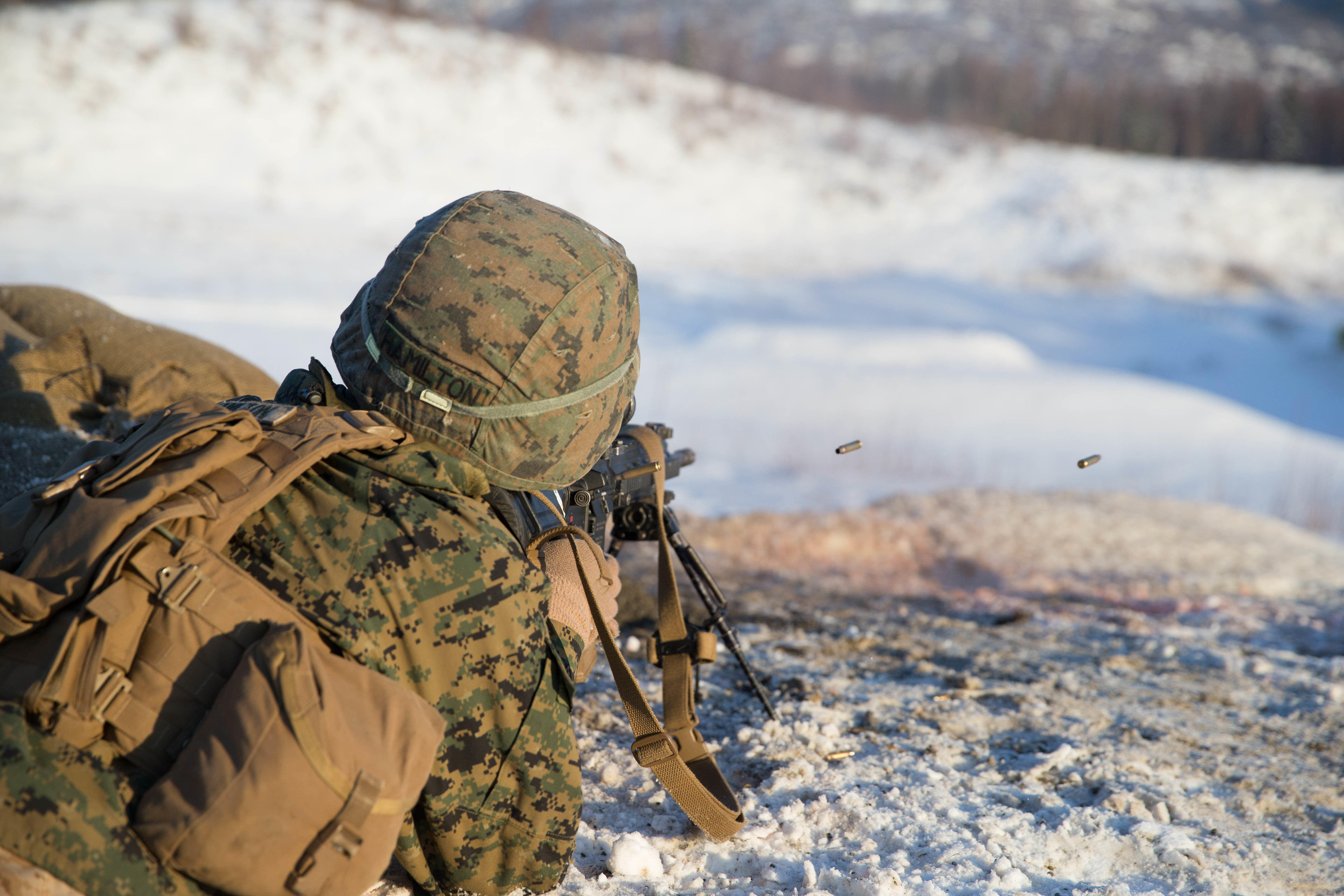 2018年3月5日,美國海軍陸戰隊隊員在阿拉斯加州進行低溫下射擊。(Tanner Seims/U.S. Marine Corps)