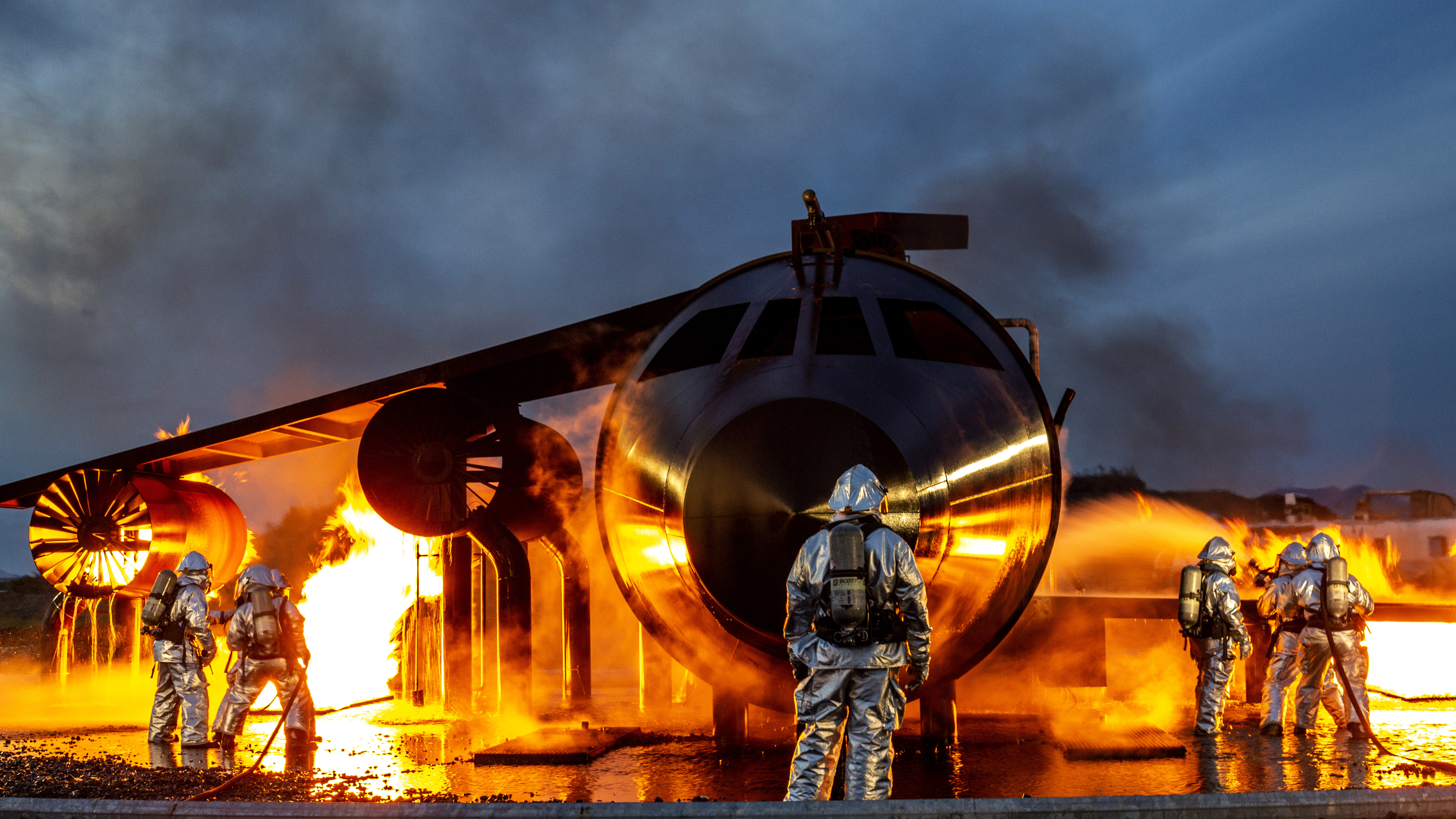 2018年10月12日,美國海軍陸戰隊隊員在日本進行滅火訓練。(Akeel Austin/U.S. Marine Corps)