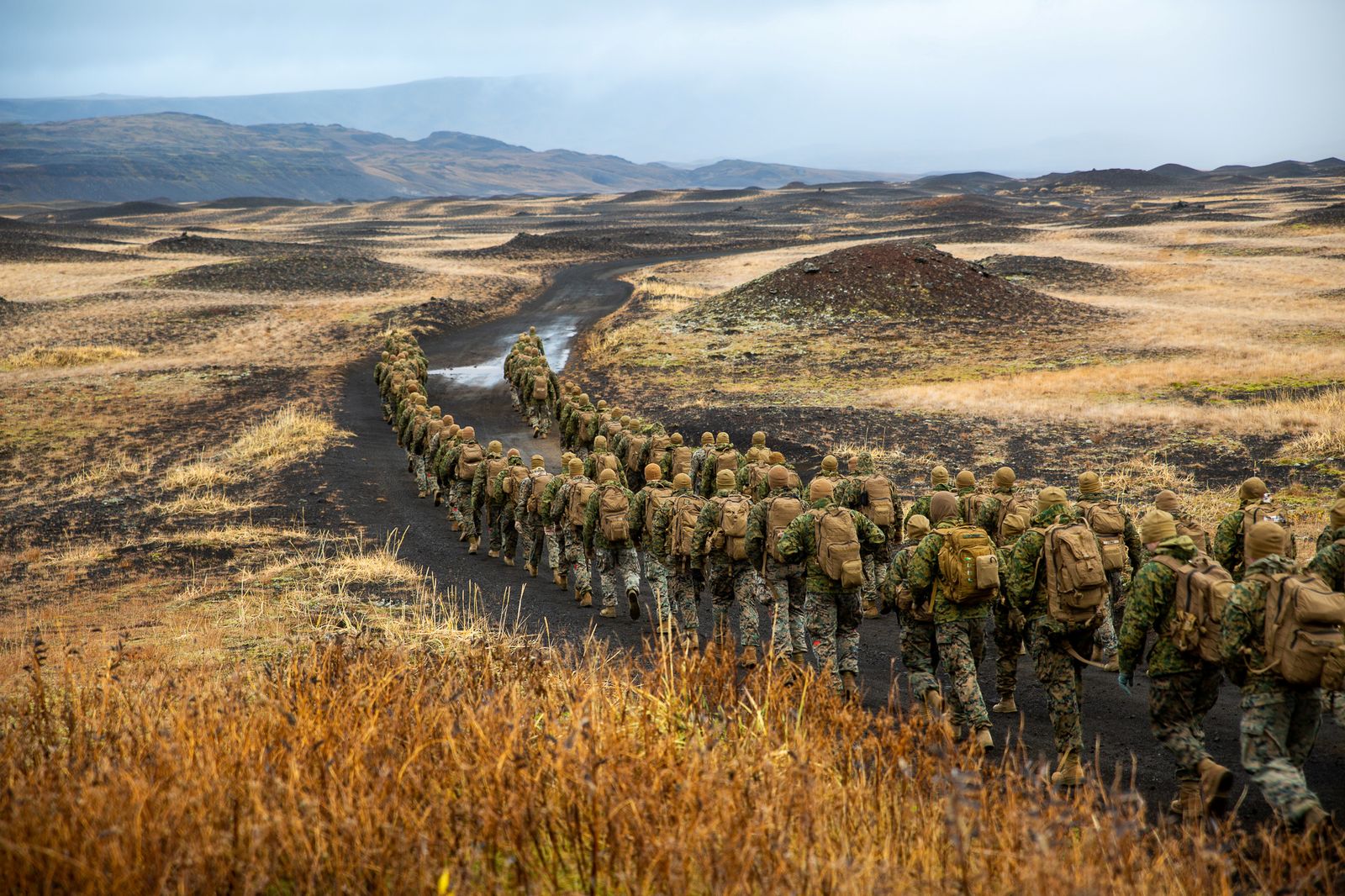2018年10月19日,美國海軍陸戰隊隊員在冰島行軍。(Menelik Collins/U.S. Marine Corps)